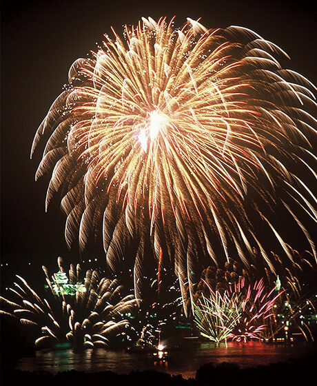 生月的館浦在每年7月舉辦盛況空前的划船比賽。